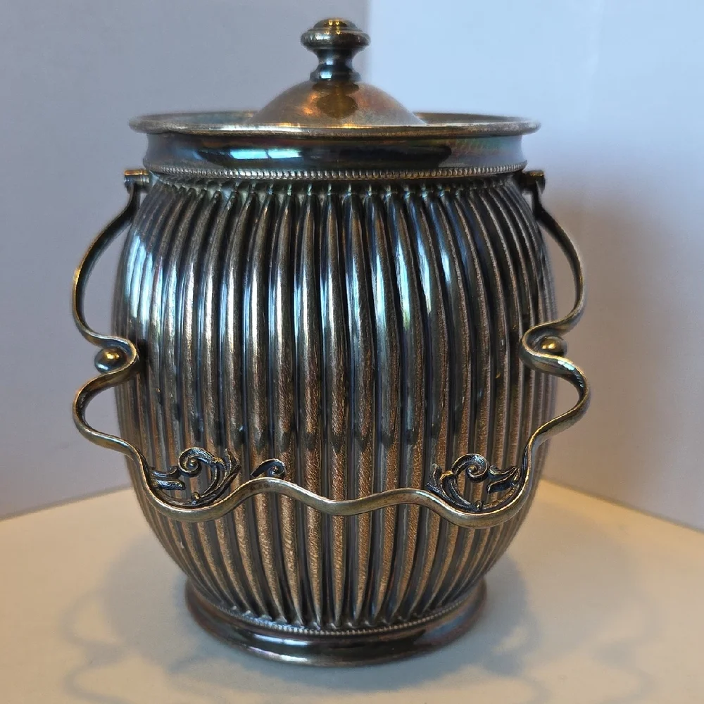 Vintage silver-plated ice bucket with lid and decorative handle 6.5 Inch Height